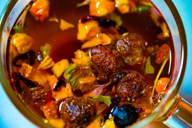 Mavi arka planda cam bardakta meyveli kırmızı çay. Yüksek kalite fotoğraf