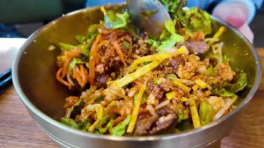 Bibimbap, pirinç kaseli Kore baharatlı salatası, bulgogi. Geleneksel Kore yemeği tarzı. Yüksek kalite 4k görüntü