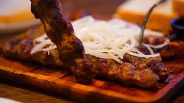 Shashlik. Tabakta servis edilen lezzetli şiş kebap kızartması. Yüksek kalite 4k görüntü