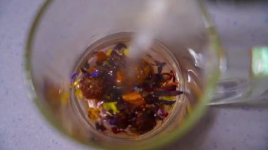 Meyve çayı demlemek için bir fincana kaynar su döker. Yüksek kalite 4k görüntü