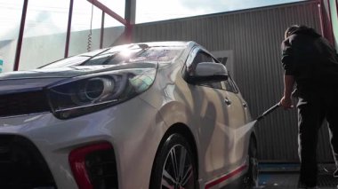 Gwangju, Güney Kore - 11 Ekim 2025: Oto yıkama servisinde oto yıkama.