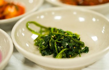 Kore ıspanak salatası, Sigeumchi Namul, üst manzara. Yüksek kalite fotoğraf