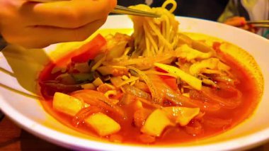 Jjamppong kırmızı, baharatlı deniz ürünleri ile Kore erişte çorbası. Yüksek kalite 4k görüntü