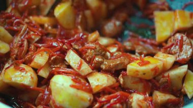 Borsch. Geleneksel Rus çorbası, Ukrayna çorbası Borsch yakın plan. Sebzeli, etli ve baharatlı kırmızı çorba. Borsh için özel kırmızı pancar, havuç ve domatesli makarna. Yüksek kalite 4k görüntü