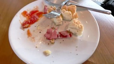 Mayonez ve ketçaplı füme biftekli sandviç sandviçe her seferinde zengin ve kremalı bir tat ekler..