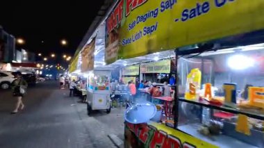 Endonezya Gıda Sokağı 'ndaki birçok kişinin arkadaşları ve ailesiyle yemek yediği yüksek kaliteli 4K görüntüler. Çalışanlar müşterilere servis yapmakla meşgul. Bandung 10 Temmuz 2025