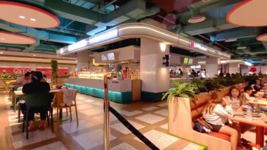 People 'ın hafta sonları arkadaşları ve ailesiyle birlikte alışveriş merkezinde akşam yemeğinin keyfini çıkardığı yüksek kaliteli 4K görüntüler, sıra sıra yemek servisi yapan müşteriler. Bandung 5 Temmuz 2025.