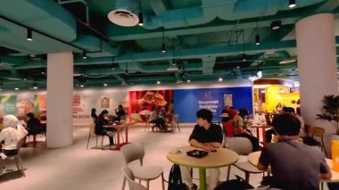 People 'ın hafta sonları arkadaşları ve ailesiyle birlikte alışveriş merkezinde akşam yemeğinin keyfini çıkardığı yüksek kaliteli 4K görüntüler, sıra sıra yemek servisi yapan müşteriler. Bandung 5 Temmuz 2025.