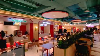 People 'ın hafta sonları arkadaşları ve ailesiyle birlikte alışveriş merkezinde akşam yemeğinin keyfini çıkardığı yüksek kaliteli 4K görüntüler, sıra sıra yemek servisi yapan müşteriler. Bandung 5 Temmuz 2025.