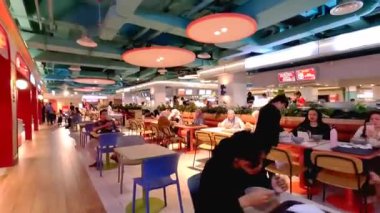 People 'ın hafta sonları arkadaşları ve ailesiyle birlikte alışveriş merkezinde akşam yemeğinin keyfini çıkardığı yüksek kaliteli 4K görüntüler, sıra sıra yemek servisi yapan müşteriler. Bandung 5 Temmuz 2025.