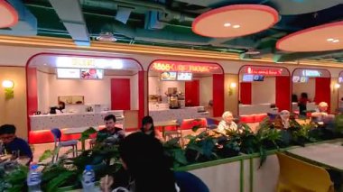 People 'ın hafta sonları arkadaşları ve ailesiyle birlikte alışveriş merkezinde akşam yemeğinin keyfini çıkardığı yüksek kaliteli 4K görüntüler, sıra sıra yemek servisi yapan müşteriler. Bandung 5 Temmuz 2025.