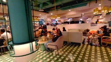 People 'ın hafta sonları arkadaşları ve ailesiyle birlikte alışveriş merkezinde akşam yemeğinin keyfini çıkardığı yüksek kaliteli 4K görüntüler, sıra sıra yemek servisi yapan müşteriler. Bandung 5 Temmuz 2025.