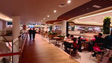 People 'ın hafta sonları arkadaşları ve ailesiyle birlikte alışveriş merkezinde akşam yemeğinin keyfini çıkardığı yüksek kaliteli 4K görüntüler, sıra sıra yemek servisi yapan müşteriler. Bandung 5 Temmuz 2025.