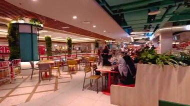 People 'ın hafta sonları arkadaşları ve ailesiyle birlikte alışveriş merkezinde akşam yemeğinin keyfini çıkardığı yüksek kaliteli 4K görüntüler, sıra sıra yemek servisi yapan müşteriler. Bandung 5 Temmuz 2025.