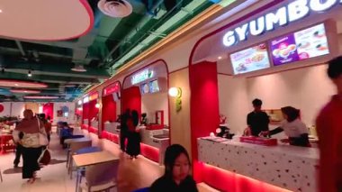 People 'ın hafta sonları arkadaşları ve ailesiyle birlikte alışveriş merkezinde akşam yemeğinin keyfini çıkardığı yüksek kaliteli 4K görüntüler, sıra sıra yemek servisi yapan müşteriler. Bandung 5 Temmuz 2025.