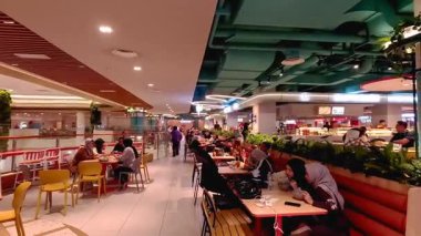 People 'ın hafta sonları arkadaşları ve ailesiyle birlikte alışveriş merkezinde akşam yemeğinin keyfini çıkardığı yüksek kaliteli 4K görüntüler, sıra sıra yemek servisi yapan müşteriler. Bandung 5 Temmuz 2025.