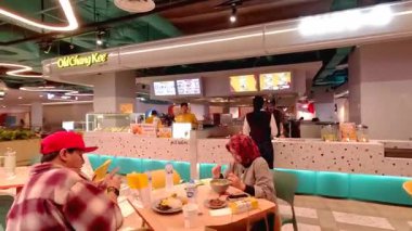 People 'ın hafta sonları arkadaşları ve ailesiyle birlikte alışveriş merkezinde akşam yemeğinin keyfini çıkardığı yüksek kaliteli 4K görüntüler, sıra sıra yemek servisi yapan müşteriler. Bandung 5 Temmuz 2025.