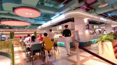 People 'ın hafta sonları arkadaşları ve ailesiyle birlikte alışveriş merkezinde akşam yemeğinin keyfini çıkardığı yüksek kaliteli 4K görüntüler, sıra sıra yemek servisi yapan müşteriler. Bandung 5 Temmuz 2025.