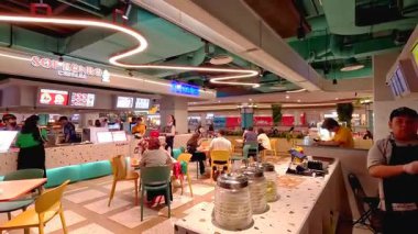 People 'ın hafta sonları arkadaşları ve ailesiyle birlikte alışveriş merkezinde akşam yemeğinin keyfini çıkardığı yüksek kaliteli 4K görüntüler, sıra sıra yemek servisi yapan müşteriler. Bandung 5 Temmuz 2025.