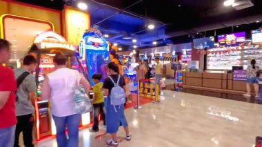 Bandung, 9 Ağustos 2025 - Oyun istasyonu her yaş ve yetenek seviyesi için çeşitli atari oyunlarına sahiptir.