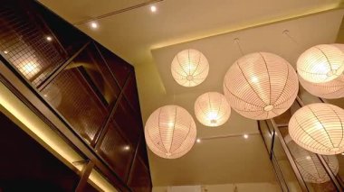 Modern bir evde çok modern bir fener süslemesi.