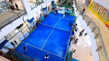 İnsanlar 20 Eylül 2025 'te bir raket yarışması düzenliyor.