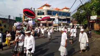 Balili Hindu dindarlar 10 Mayıs 2025 'te Denpasar, Bali' de yapılan kutsal arındırma ayini olan Melasti törenini neşeyle kutluyorlar..