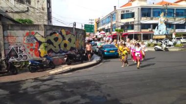 Balili Hindu dindarlar 10 Mayıs 2025 'te Denpasar, Bali' de yapılan kutsal arındırma ayini olan Melasti törenini neşeyle kutluyorlar..