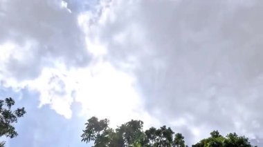 Gündüz vakti bulutların yüksek kaliteli 4K görüntüsü