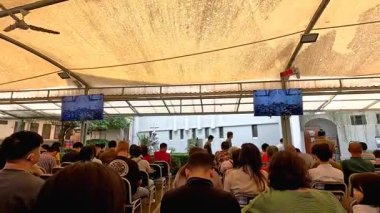 İnsanlar en iyi kıyafetlerini giyip 8 Haziran 2025 'teki Kutsal Pazar Ayini' ne katılacaklar..