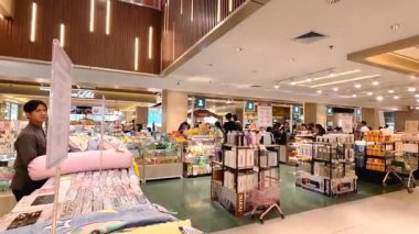 Yogya süpermarket şubelerinden Bandung 'a 7 Eylül 2025' te ziyaretçilerin yoğun aktiviteleri var.