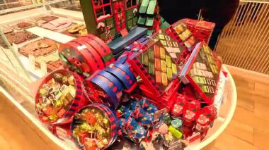 Bandung 'daki popüler ve tanınmış Venchi dondurma dükkanından çeşitli çikolatalar, şekerler ve tatlılar. Bandung, 20 Eylül 2025