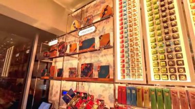 Bandung 'daki popüler ve tanınmış Venchi dondurma dükkanından çeşitli çikolatalar, şekerler ve tatlılar. Bandung, 20 Eylül 2025