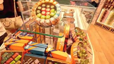 Bandung 'daki popüler ve tanınmış Venchi dondurma dükkanından çeşitli çikolatalar, şekerler ve tatlılar. Bandung, 20 Eylül 2025