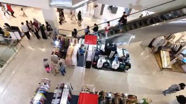 Bir Bandung alışveriş merkezi seyrek nüfusa sahiptir. Endonezya hükümetinin etkisiz ekonomi politikaları temel ihtiyaçlar için fiyatları yükseltti, satın alma gücünü azalttı ve daha az insanın harcamalarına yol açtı, dükkanları boş bıraktı. Bandung 9 Ağustos 2025