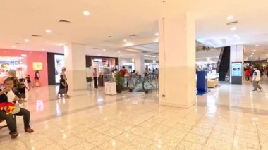 Bandung 'daki alışveriş merkezleri sessiz. Endonezya hükümetinin etkisiz ekonomi politikaları temel ihtiyaçlar için fiyatları yükseltti, satın alma gücünü azalttı ve daha az insanın harcamalarına yol açtı, dükkanları boş bıraktı. Bandung 27 Eylül 2025