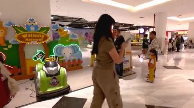 Bandung 'daki alışveriş merkezleri sessiz. Endonezya hükümetinin etkisiz ekonomi politikaları temel ihtiyaçlar için fiyatları yükseltti, satın alma gücünü azalttı ve daha az insanın harcamalarına yol açtı, dükkanları boş bıraktı. Bandung 27 Eylül 2025