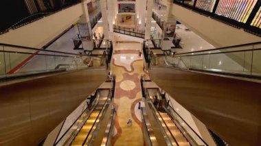 Bandung 'daki alışveriş merkezleri sessiz. Endonezya hükümetinin etkisiz ekonomi politikaları temel ihtiyaçlar için fiyatları yükseltti, satın alma gücünü azalttı ve daha az insanın harcamalarına yol açtı, dükkanları boş bıraktı. Bandung 27 Eylül 2025