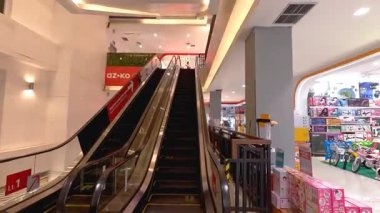 Bandung 'daki alışveriş merkezleri sessiz. Endonezya hükümetinin etkisiz ekonomi politikaları temel ihtiyaçlar için fiyatları yükseltti, satın alma gücünü azalttı ve daha az insanın harcamalarına yol açtı, dükkanları boş bıraktı. Bandung 27 Eylül 2025