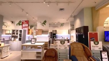 Bandung 'daki alışveriş merkezleri sessiz. Endonezya hükümetinin etkisiz ekonomi politikaları temel ihtiyaçlar için fiyatları yükseltti, satın alma gücünü azalttı ve daha az insanın harcamalarına yol açtı, dükkanları boş bıraktı. Bandung 27 Eylül 2025