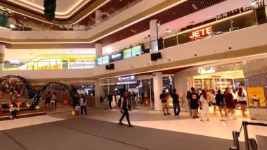 Bandung 'daki alışveriş merkezleri sessiz. Endonezya hükümetinin etkisiz ekonomi politikaları temel ihtiyaçlar için fiyatları yükseltti, satın alma gücünü azalttı ve daha az insanın harcamalarına yol açtı, dükkanları boş bıraktı. Bandung 27 Eylül 2025