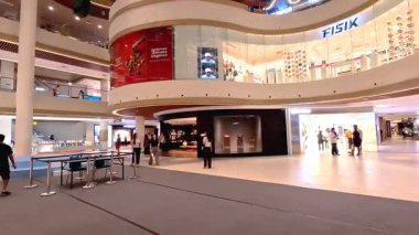 Bandung 'daki alışveriş merkezleri sessiz. Endonezya hükümetinin etkisiz ekonomi politikaları temel ihtiyaçlar için fiyatları yükseltti, satın alma gücünü azalttı ve daha az insanın harcamalarına yol açtı, dükkanları boş bıraktı. Bandung 27 Eylül 2025