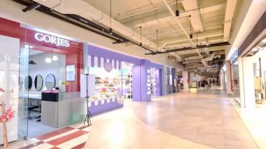 Bandung 'daki alışveriş merkezleri sessiz. Endonezya hükümetinin etkisiz ekonomi politikaları temel ihtiyaçlar için fiyatları yükseltti, satın alma gücünü azalttı ve daha az insanın harcamalarına yol açtı, dükkanları boş bıraktı. Bandung 27 Eylül 2025