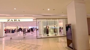 Bandung 'daki alışveriş merkezleri sessiz. Endonezya hükümetinin etkisiz ekonomi politikaları temel ihtiyaçlar için fiyatları yükseltti, satın alma gücünü azalttı ve daha az insanın harcamalarına yol açtı, dükkanları boş bıraktı. Bandung 27 Eylül 2025