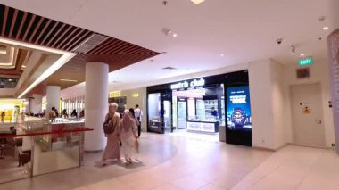 Bandung 'daki alışveriş merkezleri sessiz. Endonezya hükümetinin etkisiz ekonomi politikaları temel ihtiyaçlar için fiyatları yükseltti, satın alma gücünü azalttı ve daha az insanın harcamalarına yol açtı, dükkanları boş bıraktı. Bandung 27 Eylül 2025