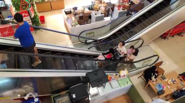 Ulaşım AVM 'sinde yürüyen merdivenle alışveriş yapan insanlar. Bandung 5 Haziran 2025