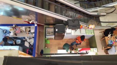 Ulaşım AVM 'sinde yürüyen merdivenle alışveriş yapan insanlar. Bandung 5 Haziran 2025