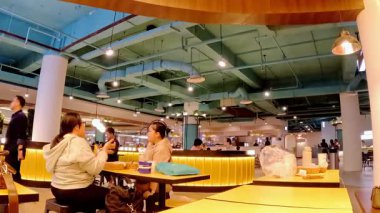 Hafta sonları Bandung şehrindeki restoranların yoğun atmosferinin yüksek kaliteli 4K zaman dilimi görüntüleri. Bandung, 18 Ekim 2025