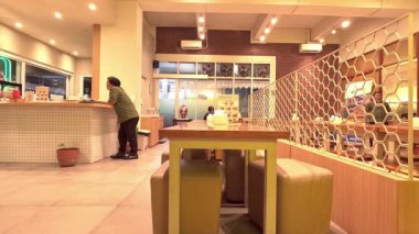 Hafta sonları Bandung şehrindeki restoranların yoğun atmosferinin yüksek kaliteli 4K zaman dilimi görüntüleri. Bandung, 18 Ekim 2025