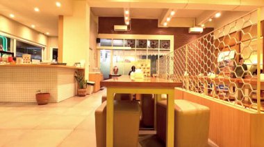 Hafta sonları Bandung şehrindeki restoranların yoğun atmosferinin yüksek kaliteli 4K zaman dilimi görüntüleri. Bandung, 18 Ekim 2025